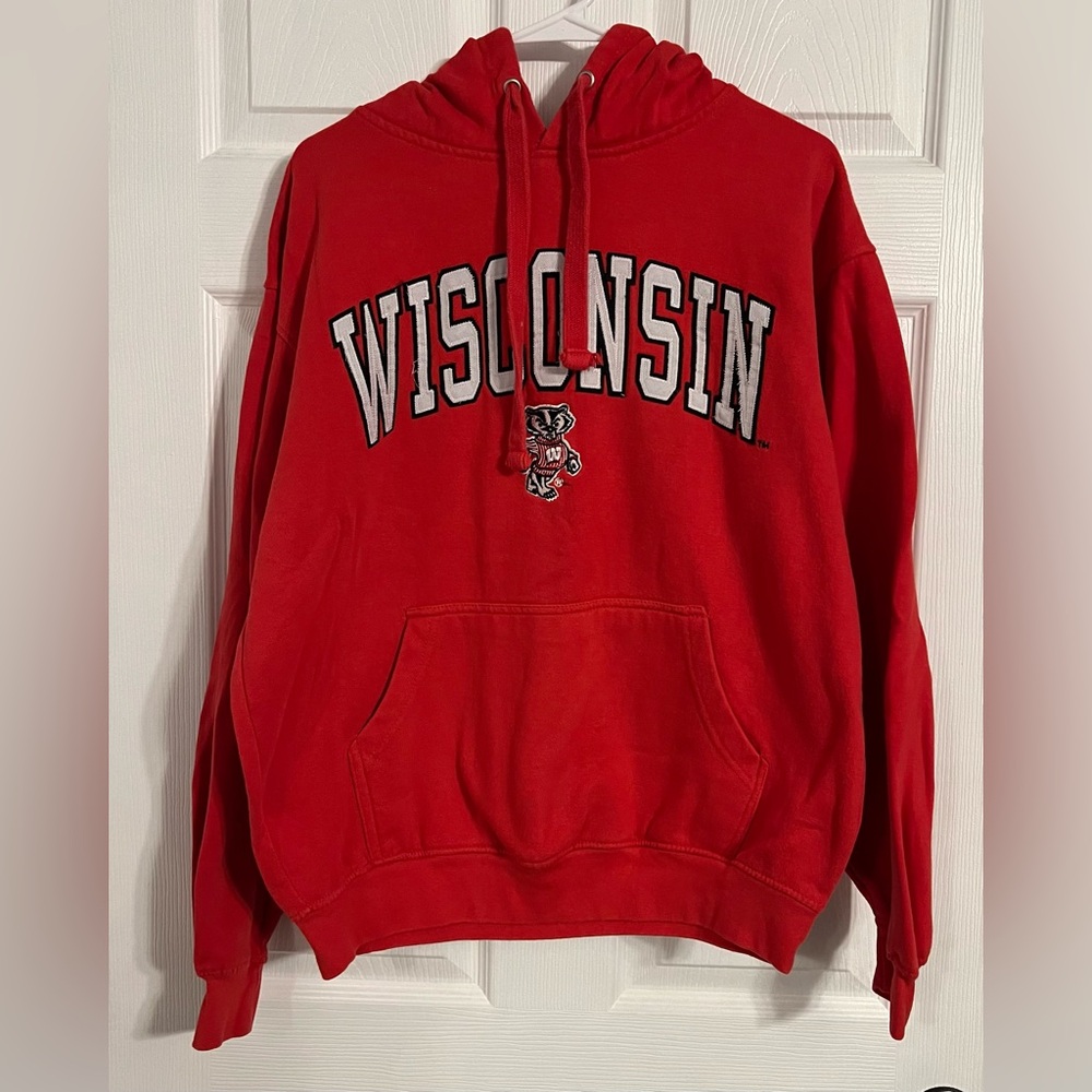 Tsi Sportswear Men’s Size Medium Red Hoodie Wisconsin Badgers Mascot Embroidered